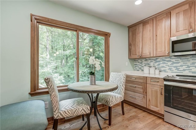 15368 W Fork Dr, Glen Allen, VA 23059 - kitchen with stainless steel appliances, tasteful backsplash, light countertops, and light wood-style flooring