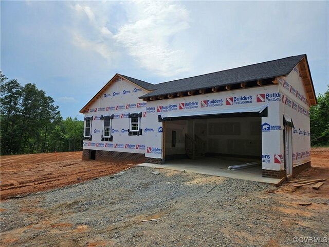 10251 Epps Ln, Amelia Courthouse, VA 23002 - view of front of home featuring a garage, dirt driveway, and roof with shingles