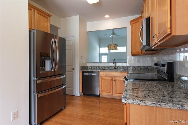 10504 Bishops Gate Dr, Glen Allen, VA 23059 - kitchen with stainless steel appliances, a sink, a ceiling fan, light wood-style floors, and tasteful backsplash