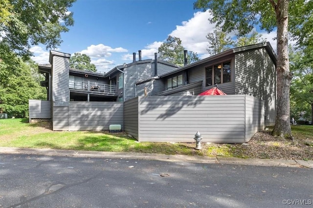 2990 Woodbridge Crossing Dr, Midlothian, VA 23112 - view of side of home with a balcony