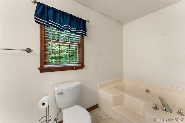 6402 Willow Landing Way, Chester, VA 23831 - full bathroom featuring a garden tub, toilet, and baseboards