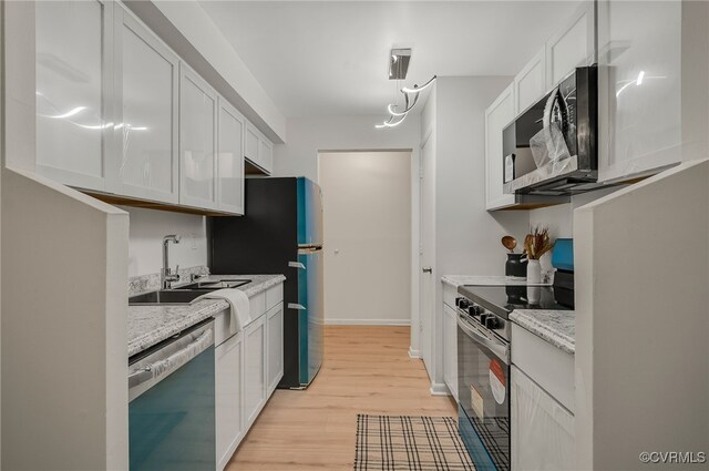 2106 Turtle Run Dr Unit 3, Henrico, VA 23233 - kitchen with appliances with stainless steel finishes, a sink, light wood-style flooring, and white cabinets