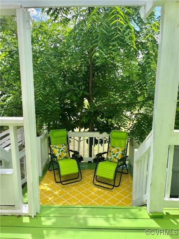 110 Gatewood Ave, Crewe, VA 23930 - view of covered porch