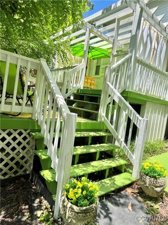 110 Gatewood Ave, Crewe, VA 23930 - deck featuring stairway