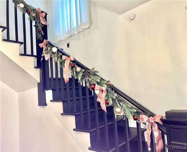 110 Gatewood Ave, Crewe, VA 23930 - view of staircase