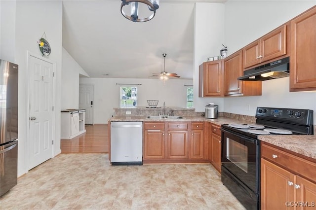 2212 Sara Ann Ct, Aylett, VA 23009 - kitchen with stainless steel appliances, under cabinet range hood, vaulted ceiling, a peninsula, and a ceiling fan
