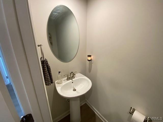 120 De La Warr Arch, Williamsburg, VA 23185 - bathroom with baseboards