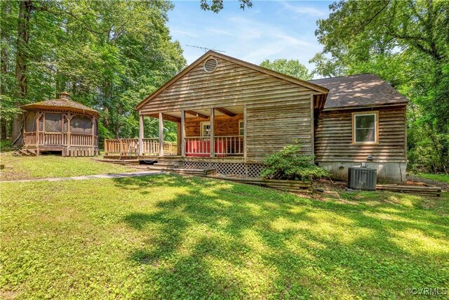 31 Pleasant Run, Cartersville, VA 23027 - view of front of house featuring a gazebo, a front lawn, and a deck