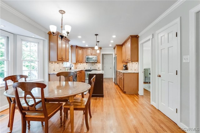 11905 Glen Gary Ct, Henrico, VA 23233 - dining room featuring light wood-type flooring, ornamental molding, a chandelier, and recessed lighting