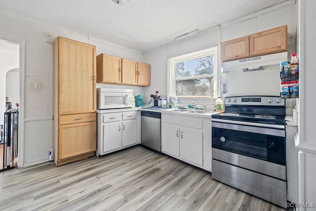 4825 Stanley Dr, North Chesterfield, VA 23234 - kitchen featuring stainless steel appliances, under cabinet range hood, crown molding, light wood-style floors, and light countertops