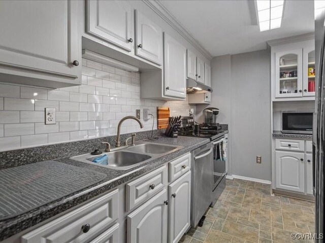 8507 Spruce Pine Dr, North Chesterfield, VA 23235 - kitchen featuring under cabinet range hood, stainless steel appliances, dark countertops, decorative backsplash, and light stone finish flooring