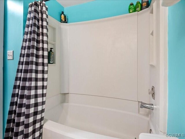 8507 Spruce Pine Dr, North Chesterfield, VA 23235 - bathroom featuring shower / bath combo