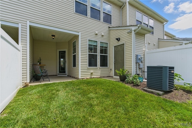 8045 Ellendale Dr, Mechanicsville, VA 23116 - rear view of property with a patio area
