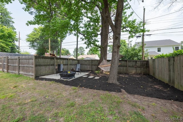 4806 Cutshaw Ave, Richmond, VA 23230 - fenced backyard with a fire pit