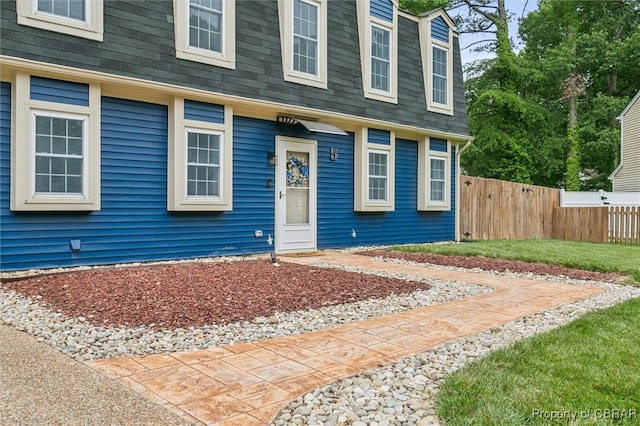5 Hadley Pl, Newport News, VA 23608 - view of front of home with roof with shingles and a gambrel roof