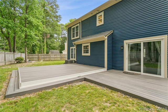 5 Hadley Pl, Newport News, VA 23608 - wooden deck with a fenced backyard