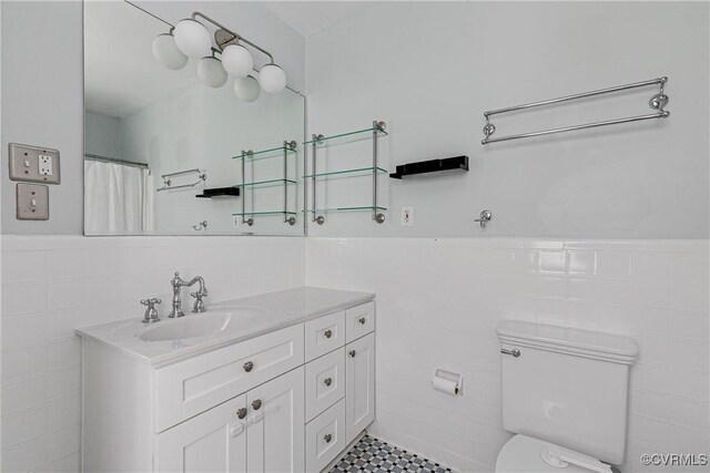 4508 Augusta Ave, Richmond, VA 23230 - full bathroom featuring tile walls, vanity, and a wainscoted wall