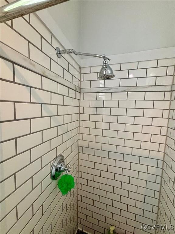 2227 Park Ave, Richmond, VA 23220 - bathroom featuring a tile shower