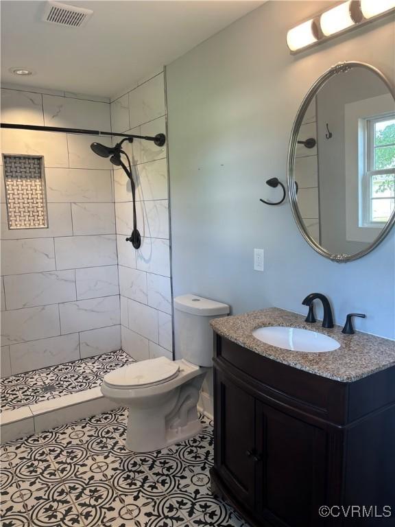 924 Lee Ave, Petersburg, VA 23803 - bathroom featuring vanity, a tile shower, and tile patterned floors