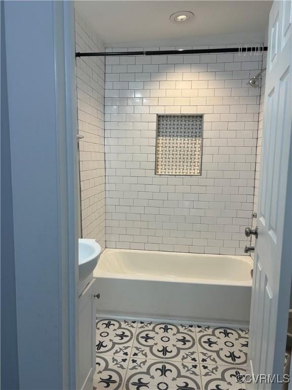 924 Lee Ave, Petersburg, VA 23803 - full bath featuring tile patterned floors, vanity, tub / shower combination, and recessed lighting