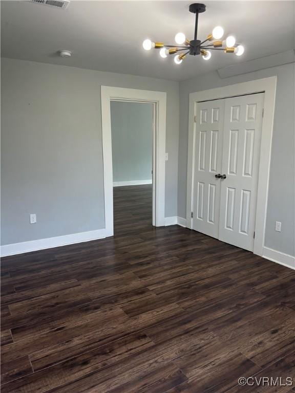 924 Lee Ave, Petersburg, VA 23803 - unfurnished room featuring a chandelier, dark wood-type flooring, and a smoke detector