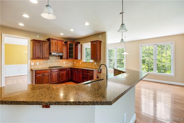 706 Colony Oak Ln, Midlothian, VA 23114 - kitchen featuring under cabinet range hood, stainless steel gas stovetop, decorative backsplash, dark stone countertops, and recessed lighting