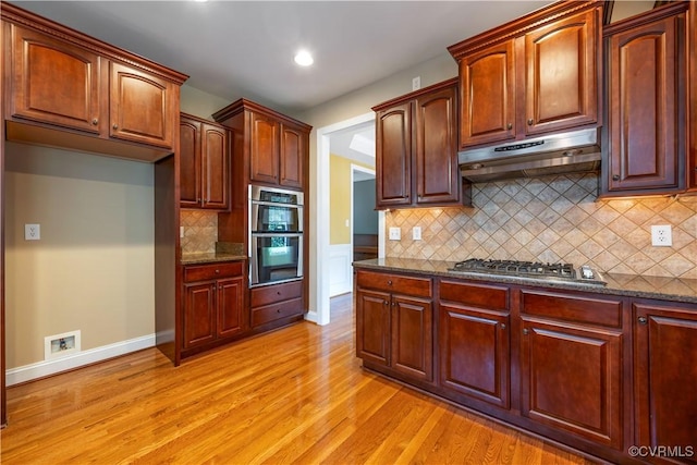 706 Colony Oak Ln, Midlothian, VA 23114 - kitchen with stainless steel appliances, under cabinet range hood, light wood-style flooring, decorative backsplash, and recessed lighting