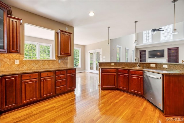 706 Colony Oak Ln, Midlothian, VA 23114 - kitchen featuring stainless steel dishwasher, light wood-style floors, backsplash, a ceiling fan, and decorative light fixtures