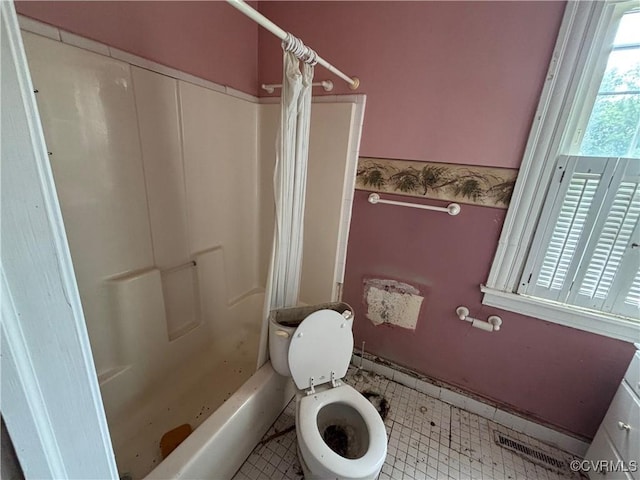 6690 4th Ave, Henrico, VA 23231 - bathroom with toilet and shower / bath combination with curtain
