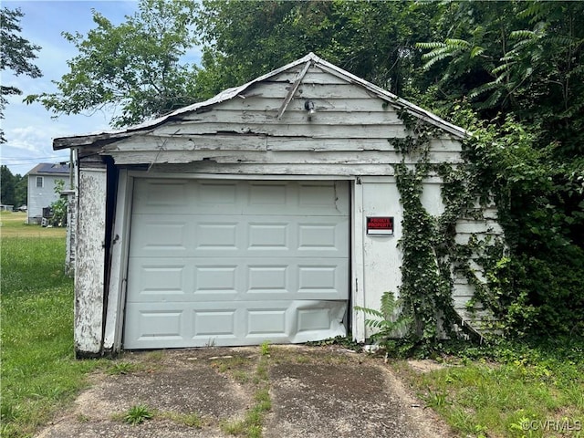 6690 4th Ave, Henrico, VA 23231 - detached garage featuring driveway