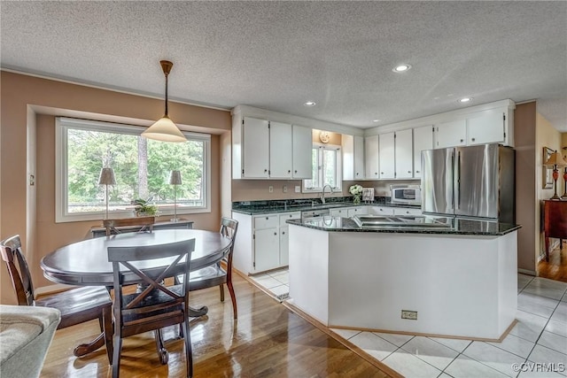 2711 Robson Ct, Henrico, VA 23233 - kitchen featuring stainless steel appliances, white cabinetry, a textured ceiling, recessed lighting, and a kitchen island