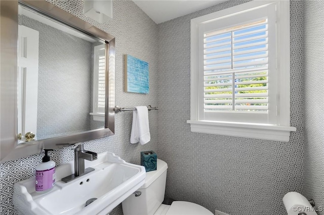 8950 Bellefonte Rd, Henrico, VA 23229 - bathroom with a sink and toilet
