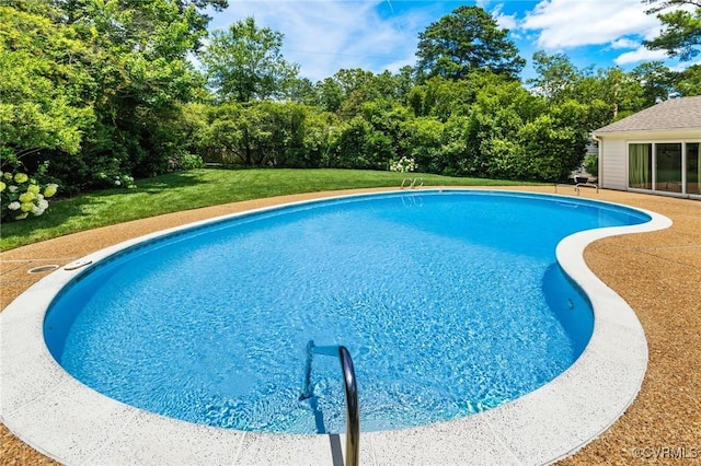 8950 Bellefonte Rd, Henrico, VA 23229 - outdoor pool with a lawn and view of wooded area