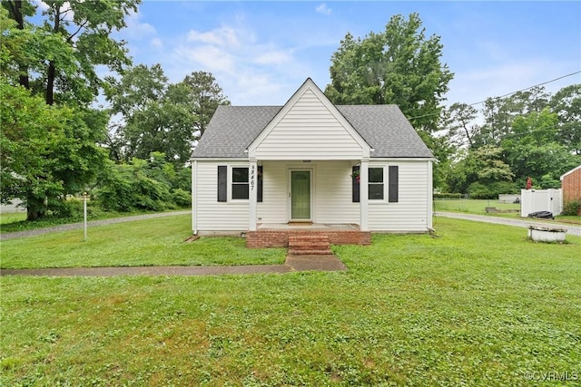 8467 Shady Grove Rd, Mechanicsville, VA 23116 - bungalow-style home featuring covered porch, a front yard, and a shingled roof