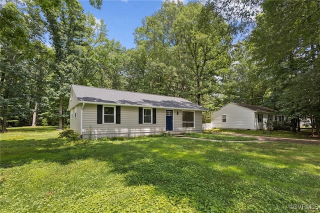 8238 Lansdowne Rd, Mechanicsville, VA 23116 - ranch-style home featuring a front yard and roof with shingles
