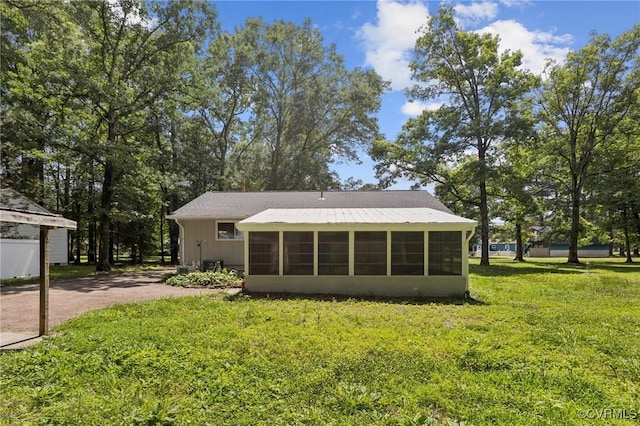 8238 Lansdowne Rd, Mechanicsville, VA 23116 - back of property with a sunroom and a lawn
