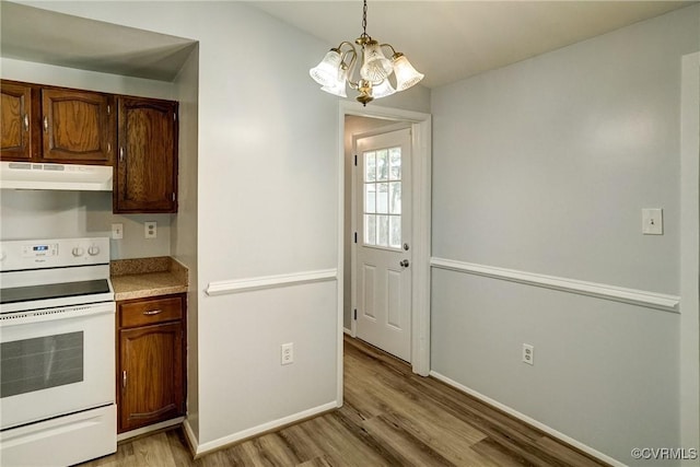 7131 Brook Way, Mechanicsville, VA 23111 - kitchen featuring white range with electric stovetop, under cabinet range hood, a chandelier, and light wood-style flooring