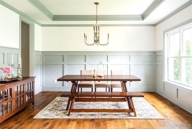 11075 Ellis Meadows Ln, Glen Allen, VA 23059 - dining space featuring a decorative wall, a tray ceiling, a chandelier, ornamental molding, and wainscoting