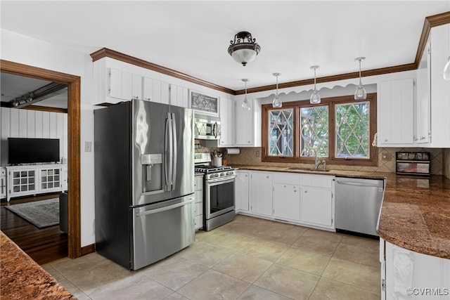 8327 Fulham Ct, Richmond, VA 23227 - kitchen with stainless steel appliances, white cabinetry, tasteful backsplash, hanging light fixtures, and crown molding