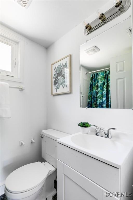 619 Winnetka Ave, Richmond, VA 23227 - full bath featuring vanity and a shower with curtain