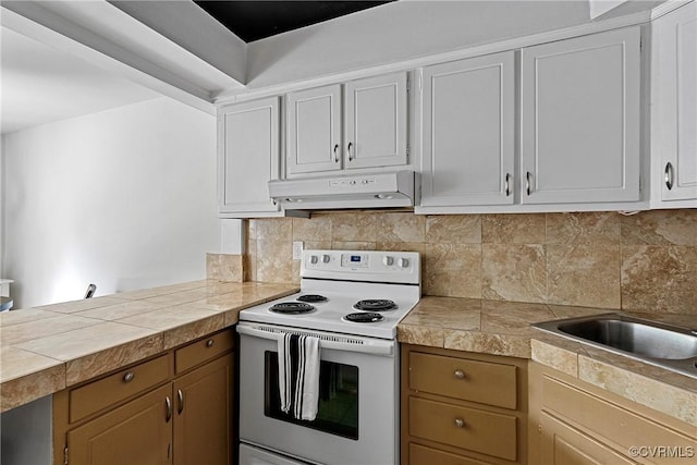 10 Skipwith Green Cir, Henrico, VA 23294 - kitchen featuring white electric range oven, under cabinet range hood, tile counters, tasteful backsplash, and a peninsula