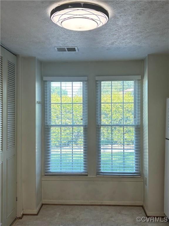 1811 Random Winds Ct, Henrico, VA 23238 - detailed view of a textured ceiling and freestanding refrigerator