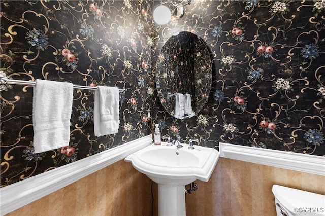 9522 Nassington Ct, Henrico, VA 23229 - half bath with wallpapered walls and toilet