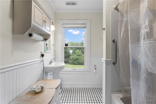 104 E 5th St, Mineral, VA 23117 - full bath featuring wainscoting, crown molding, plenty of natural light, and shower / bath combo