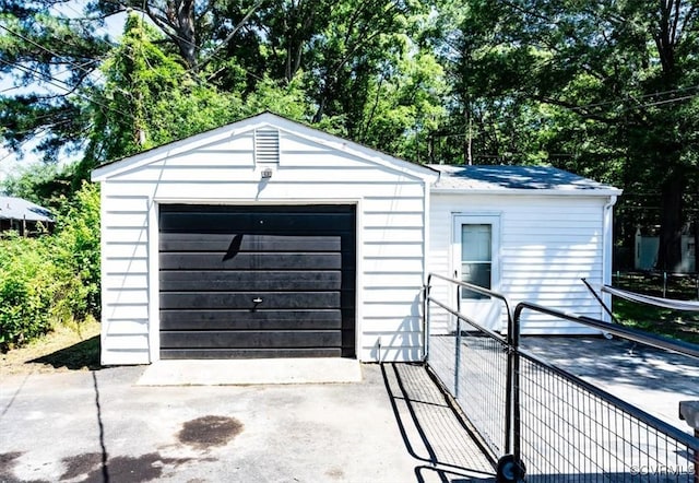 2412 Omega Rd, Henrico, VA 23228 - detached garage with driveway