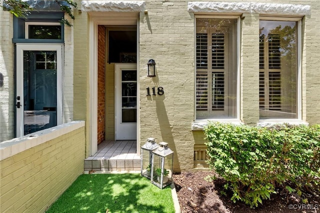 118 N Lombardy St, Richmond, VA 23220 - property entrance featuring brick siding