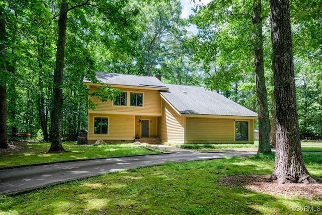 12931 River Hills Dr, Richmond, VA 23111 - mid-century modern home featuring a front lawn, driveway, and a chimney