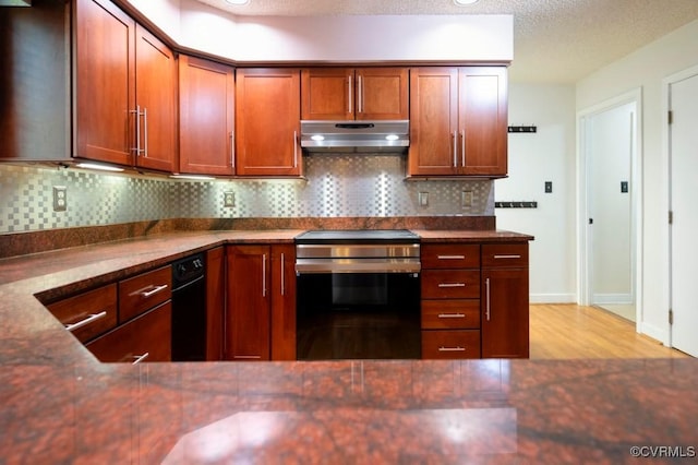 12931 River Hills Dr, Richmond, VA 23111 - kitchen with electric stove, under cabinet range hood, tasteful backsplash, wood finished floors, and a textured ceiling