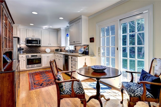 305 E Tazewells Way, Williamsburg, VA 23185 - kitchen with stainless steel appliances, light wood-style flooring, healthy amount of natural light, ornamental molding, and recessed lighting