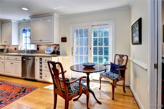 305 E Tazewells Way, Williamsburg, VA 23185 - dining area featuring light wood-style floors and crown molding